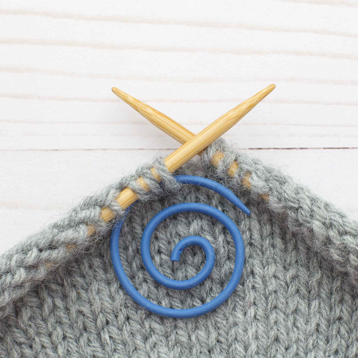 Fox & Pine Stitches Spiral Cable Needle - Blue Spiral - Extra Image
